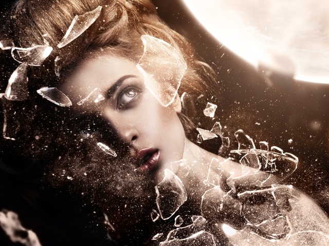 Тело девушки разбивается на осколки 