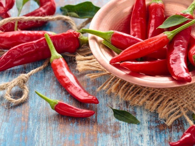 Много красного острого перца на столе