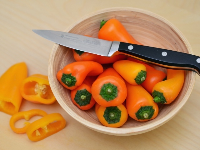 Болгарский перец в миске с ножом