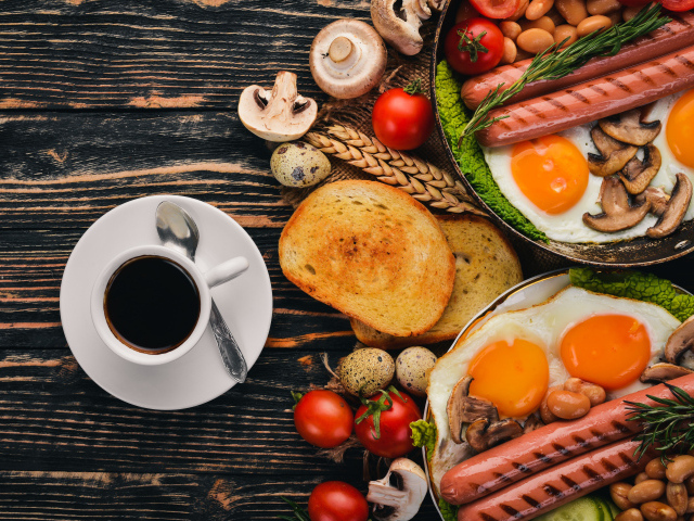 Сырный вкусный завтрак на столе с кофе