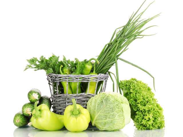 Огурцы, перец, капуста, зеленый лук и петрушка на белом фоне