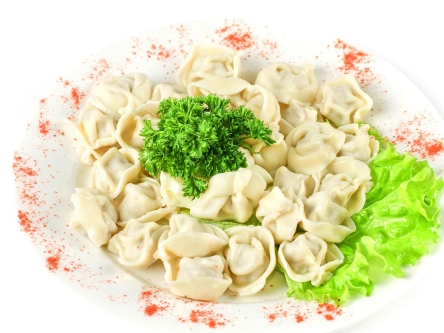 Пельмени с петрушкой и листьями салата на телке с красным перцем 