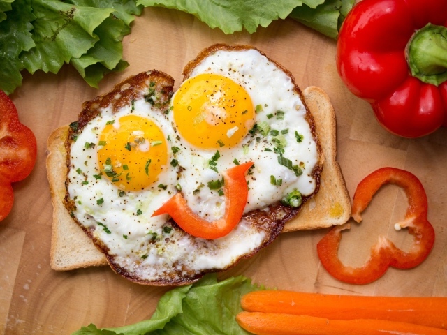 Яичница глазунья на тостах с болгарским перцем