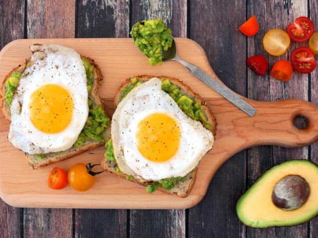 Бутерброды с яичницей на разделочной доске 