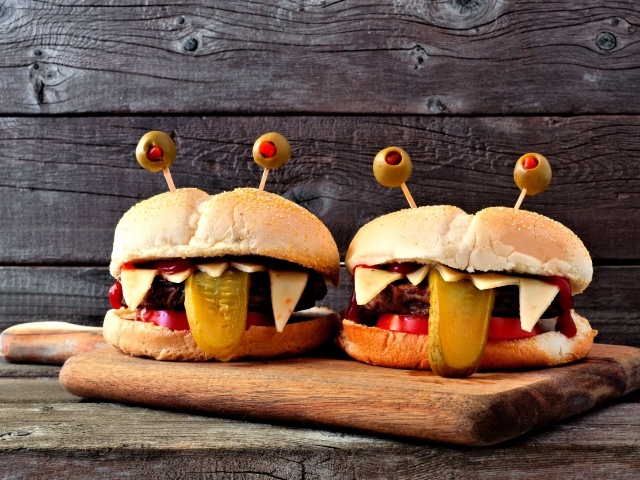 Смешные гамбургеры на разделочной доске