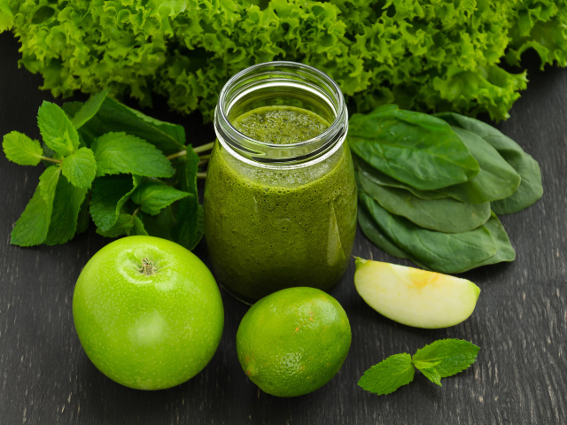 Зеленые смузи с яблоком, лаймом, зеленью 