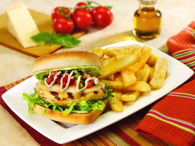 Гамбургер на тарелке с картофелем фри 