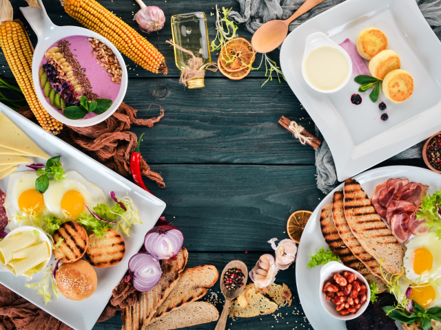 Сытный завтрак на столе со специями 