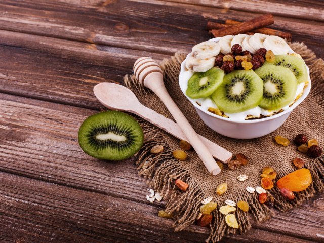 Мюсли с бананами и киви на столе 