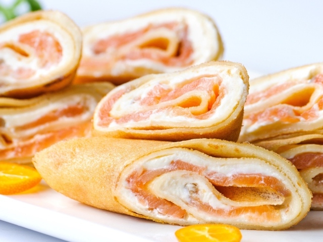 Рулеты из блинов с красной рыбой и сыром