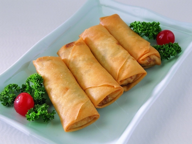 Блины на тарелке с петрушкой и помидорами