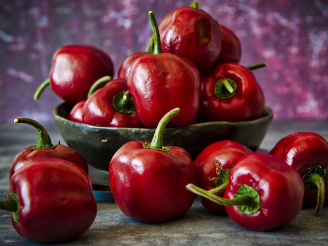 Красный болгарский перец на столе