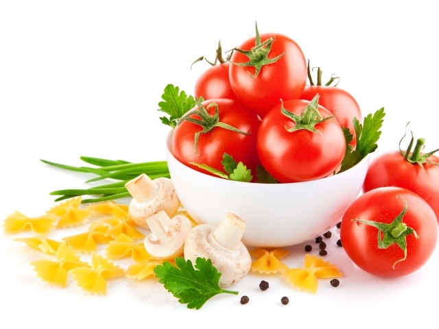 Красные помидоры, паста, лук и шампиньоны на белом фоне