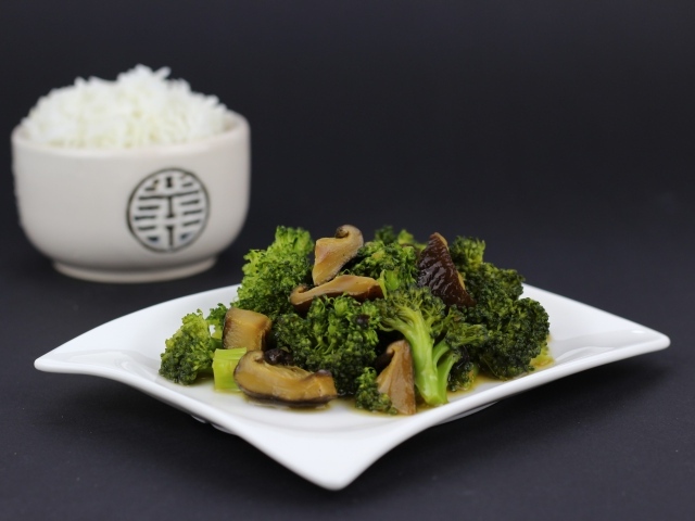 Салат с брокколи и грибами на сером фоне с рисом