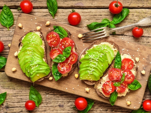 Бутерброды с овощами на деревянной доске 