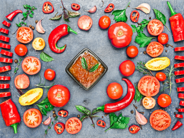 Соус на  сером фоне с овощами, специями и зеленью