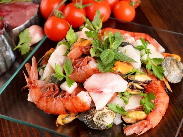 Салат из морепродуктов на стеклянной тарелке 