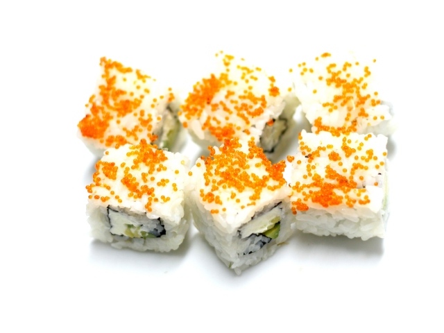 Суши с с рисом и красной икрой на белом фоне
