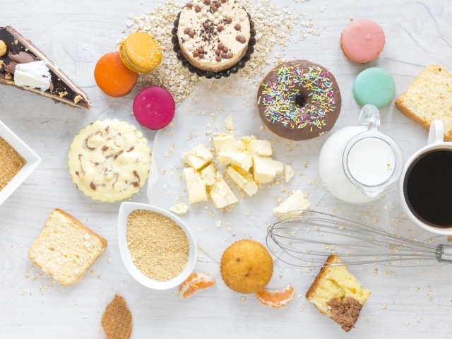 Сладости на столе с молоком и чашкой кофе