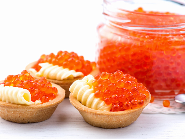Тарталетки с сыром и красной икрой на столе