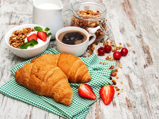 Вкусный завтрак со свежими круассанами на столе