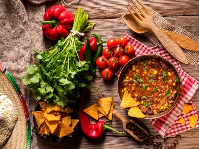 Овощной суп на столе с овощами и зеленью 