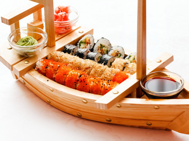 Деревянный корабль с суши, соусом и имбирем