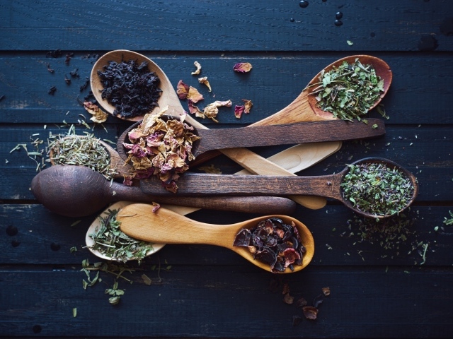 Деревянные ложки на столе с чаем 