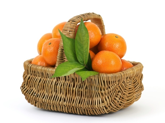 Корзина спелых, сочных оранжевых мандарин на белом фоне