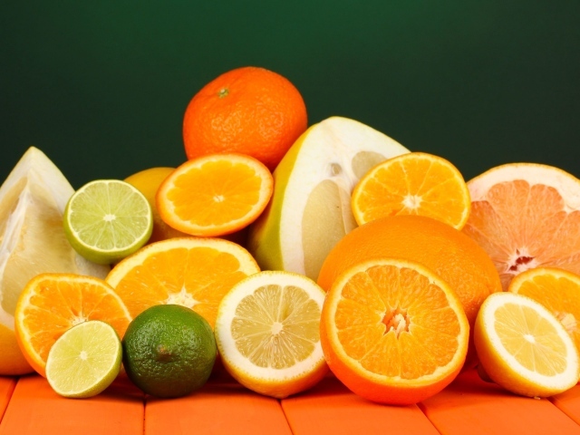 Аппетитные цитрусовые фрукты на столе