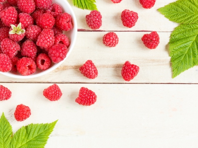 Аппетитные сочные красные ягоды спелой малины