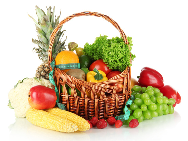Корзина свежих овощей и фруктов на белом фоне