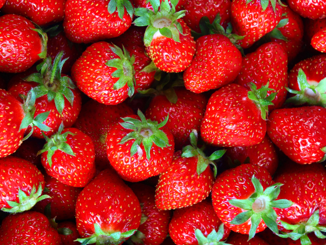 Красивая красная спелая клубника крупным планом