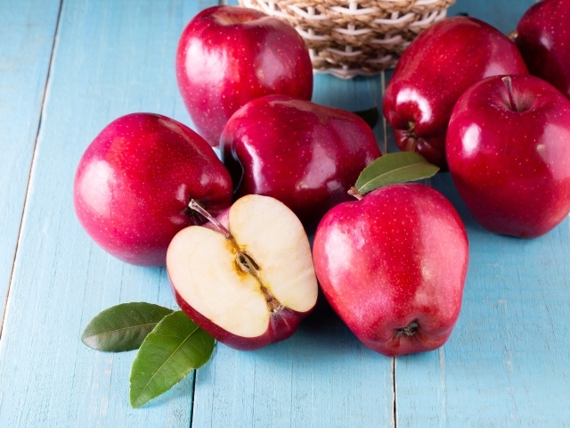 Красивые спелые красные яблоки на столе