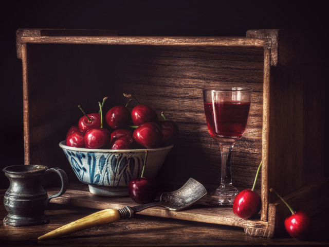 Черешни в ящике с рюмкой ликера