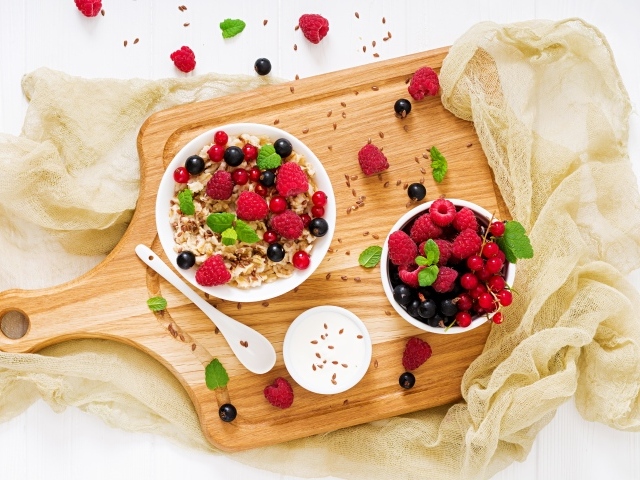 Хлопья на разделочной доске с ягодами 