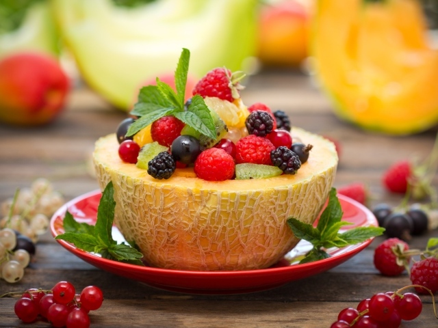 Фруктовый салат в дыне с мятой