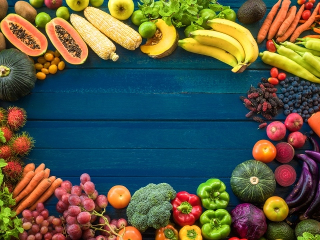 Фрукты, ягоды и овощи на голубом фоне