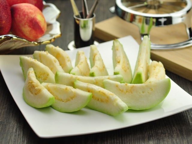 Кусочки плода гуава на белой тарелке