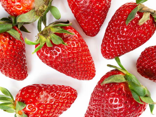 Красная клубника на белом фоне крупным планом