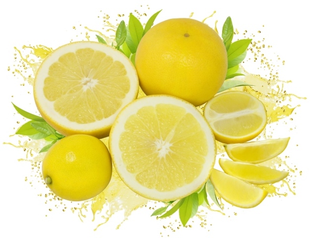 Спелые сочные желтые лимоны с соком на белом фоне