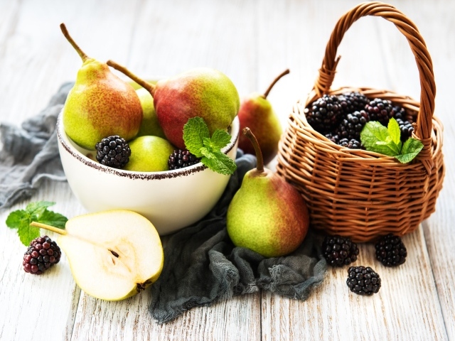 Спелые груши и ягоды ежевики на столе