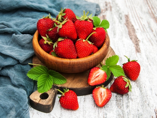 Спелая клубника на столе в деревянной миске