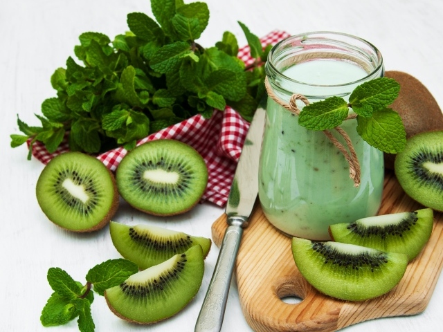 Смузи на столе с киви и мятой 