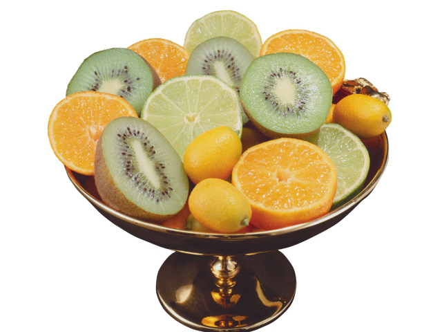 Ваза с цитрусовыми фруктами на белом фоне