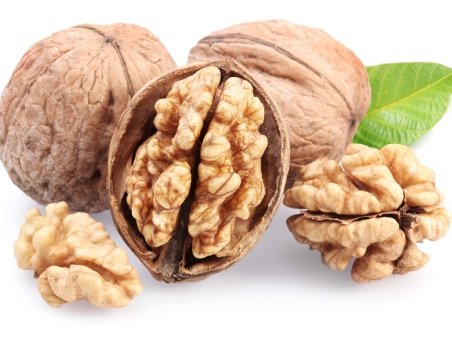 Грецкие орехи на белом фоне крупным планом