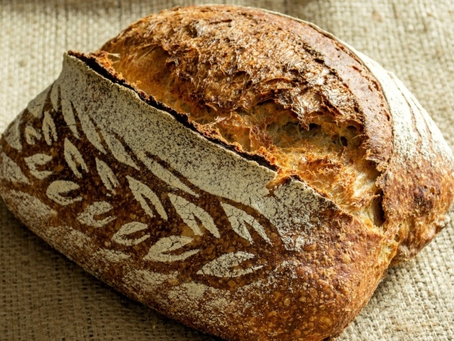 Свежий красивый хлеб с рисунком