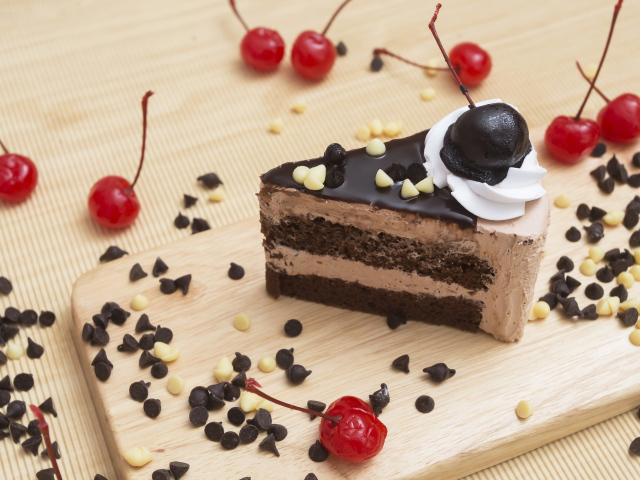 Кусок торта с шоколадом и консервированными вишнями