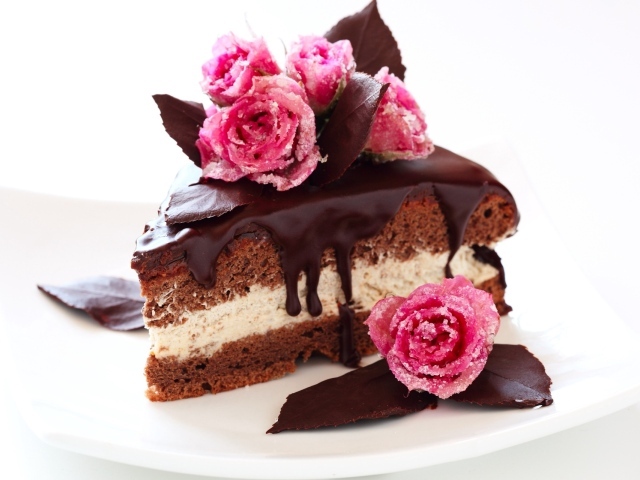 Кусок торта с шоколадом на белом фоне с сахарными розами