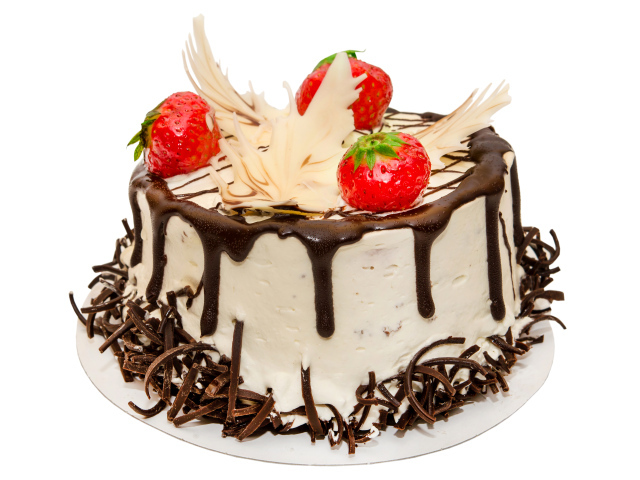 Аппетитный торт украшен шоколадом и клубникой на белом фоне